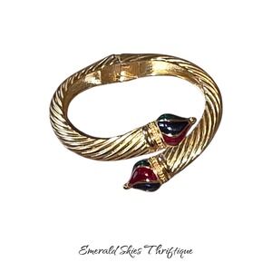 Vintage Joan Rivers gold tone hinged bracelet w removable ends. Swirl tip